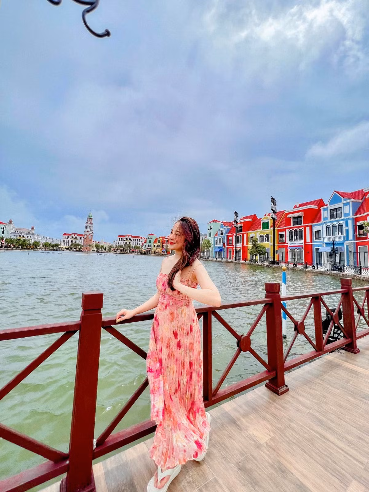 Nhiều cư dân mạng đã phải thốt lên, để lại bình luận dưới bài đăng của Nhật Linh như: “Chị Linh xinh quá”, “Xinh quá cơ”, “Mẹ Linh lúc nào nhìn cũng sang chảnh”, “Xinh lung linh chị ơi”,…