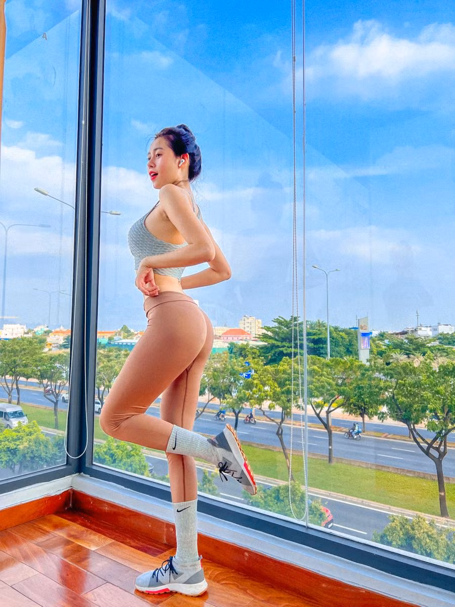 Cô nổi lên nhờ những video đóng giả nữ chủ tịch, nói giọng "chị Google" tạo được viral lớn. Không chỉ xinh đẹp, tài năng, nữ TikToker Phương Thoa còn sở hữu thân hình gợi cảm.