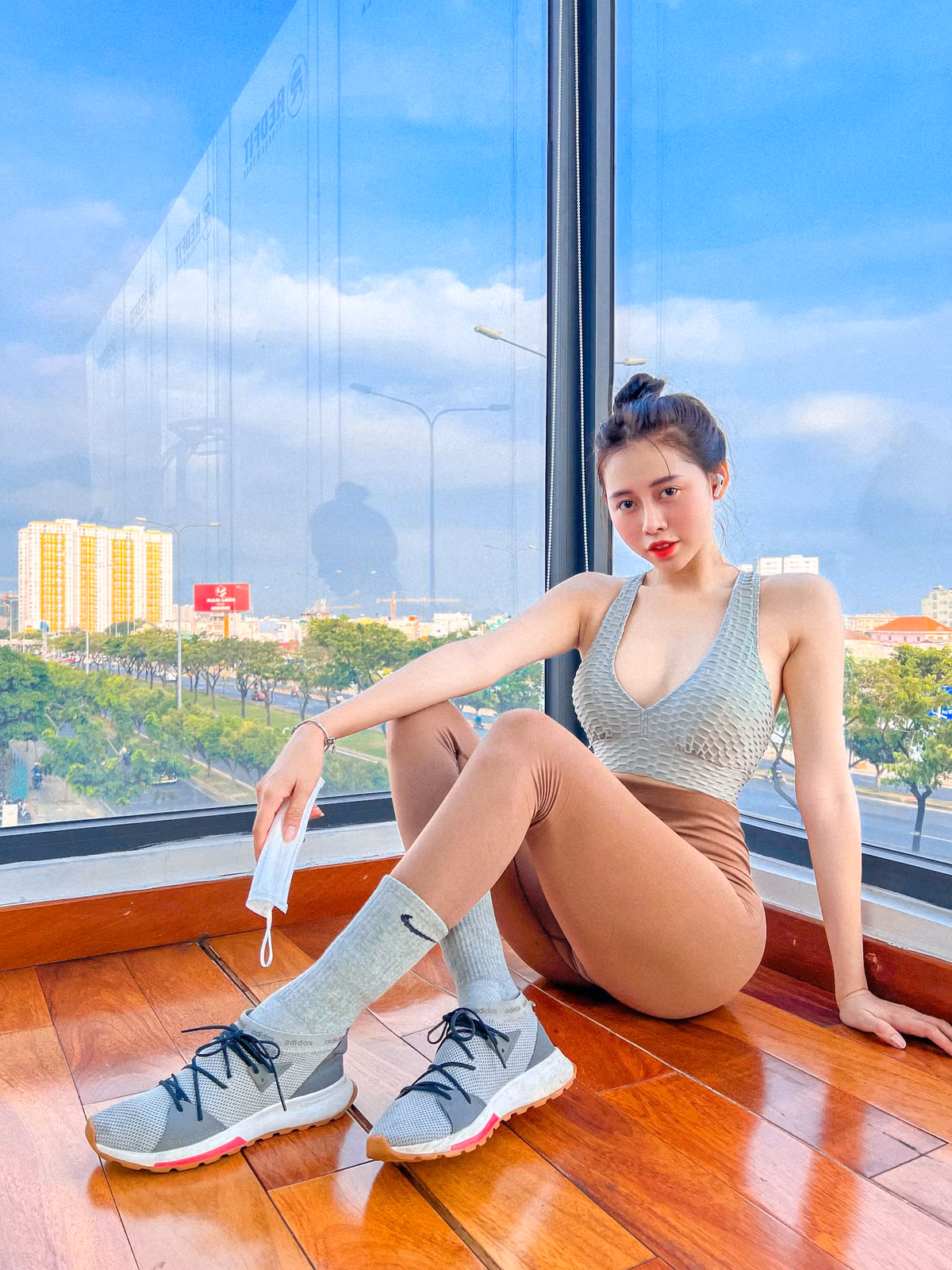 Nhờ rèn luyện lối sống tích cực đó mà hot girl 9x vốn đã xinh đẹp nay lại càng thăng hạng nhan sắc.