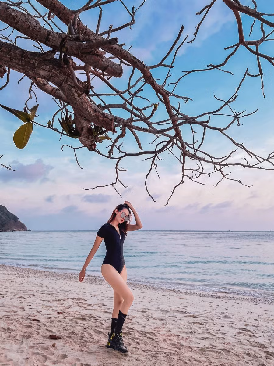 Nhan sắc xinh đẹp và body nóng bỏng là điểm cộng lớn khiến ''chị Google" sinh năm 1998 thu về hàng triệu lượt xem trong các video.