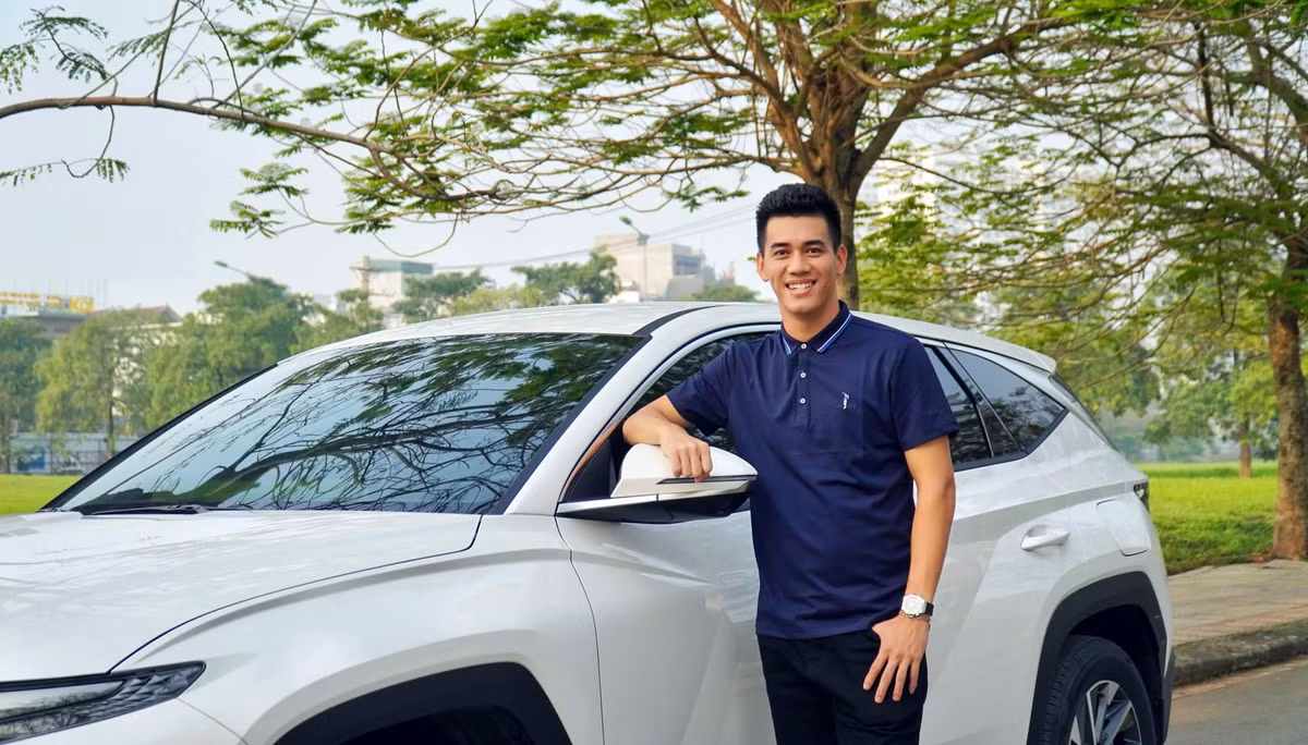 Ở tuổi 25, Nguyễn Tiến Linh đã có trong tay khối tài sản đáng mơ ước với 2 xế hộp tiền tỷ và nhiều giày hàng hiệu đắt đỏ.