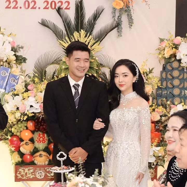 Được biết vào ngày 10/5 tới đây, đám cưới lần thứ ba của cặp đôi sẽ được tổ chức tại một khách sạn sang trọng ở Hà Nội với dàn khách mời nổi tiếng đến từ đội tuyển Việt Nam, những bạn bè, đồng nghiệp của cô dâu chú rể.
