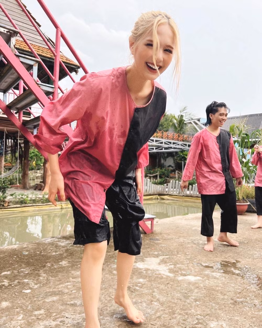 Xoài Non diện áo bà ba đơn giản nhìn vẫn sang.