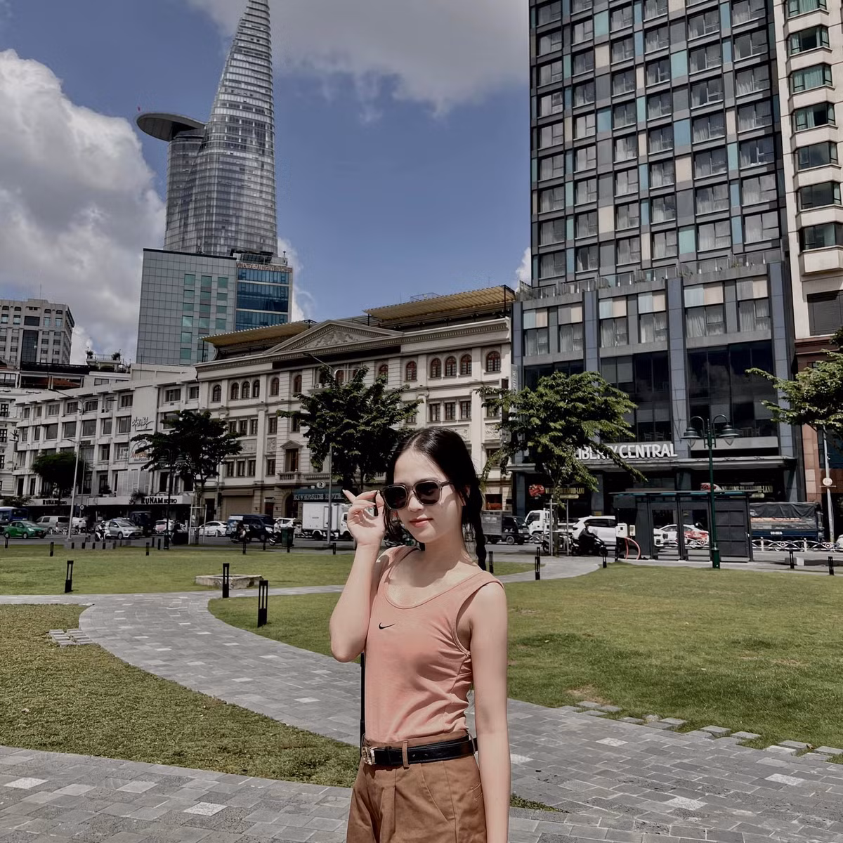 Một thời gian sau, cô và diễn viên Nguyễn Anh Tú đã tìm hiểu và tiến xa hơn.