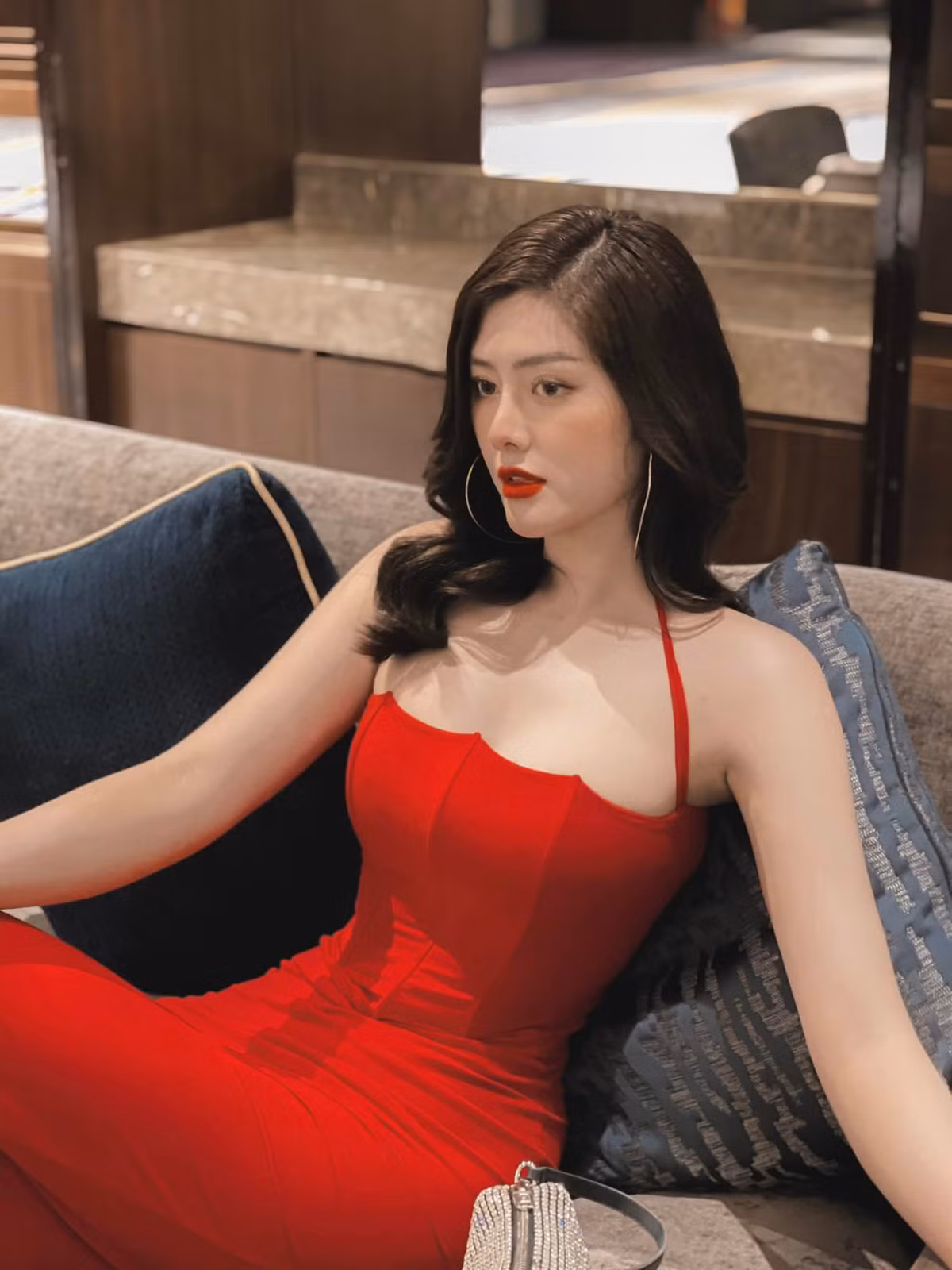 Sở hữu chiều cao nổi bật lên tới 1,82m, Huỳnh Tiên được mệnh danh là cô gái cao nhất lịch sử nhan sắc Việt.