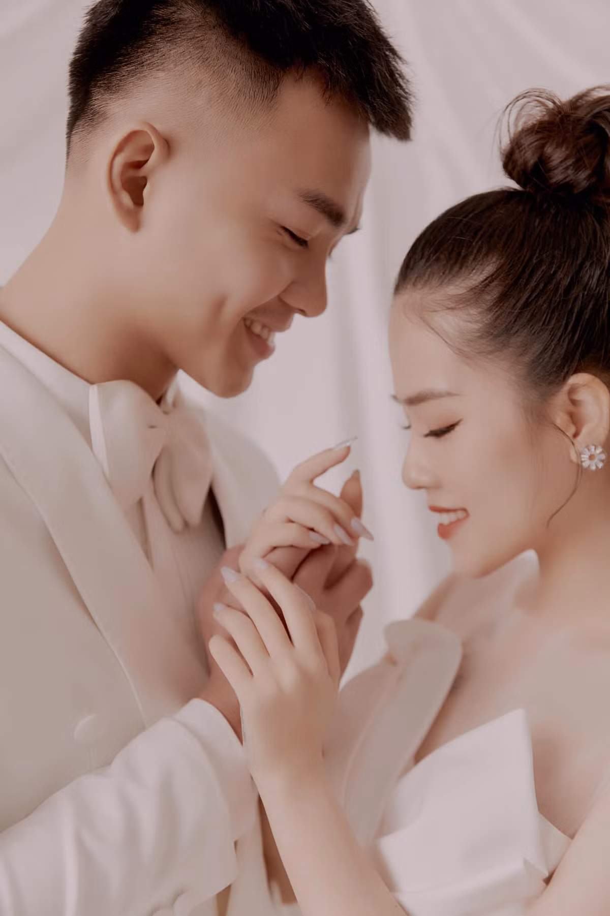 Trước ngày trọng đại, cả hai đã tung trọn bộ ảnh cưới. Cô dâu Huyền My khoe nhan sắc xinh đẹp sánh đôi bên chú rể, nói lời thề nguyện ở nhà thờ.