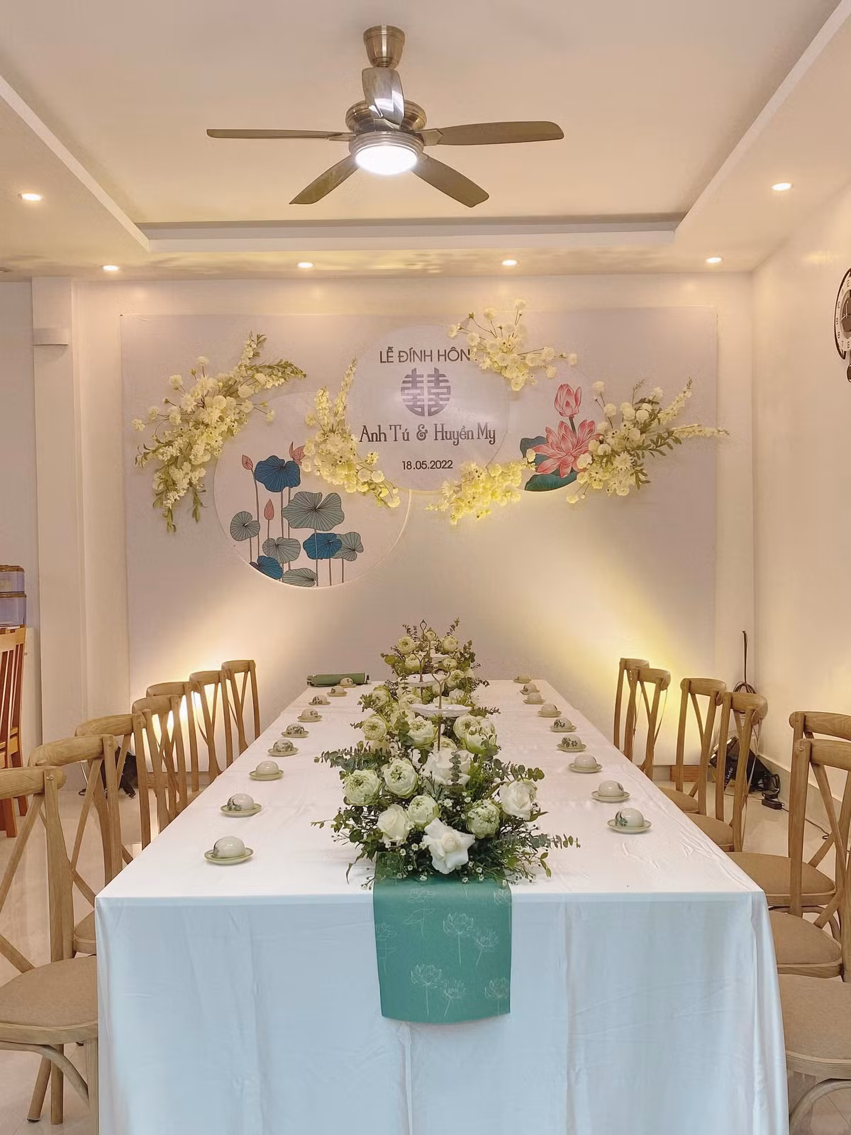 Không gian lễ đính hôn của cặp đôi được trang trí nhiều hoa tươi, điểm nhấn là bó hoa cưới tuylip trắng đầy sự tinh khôi, trang trọng.
