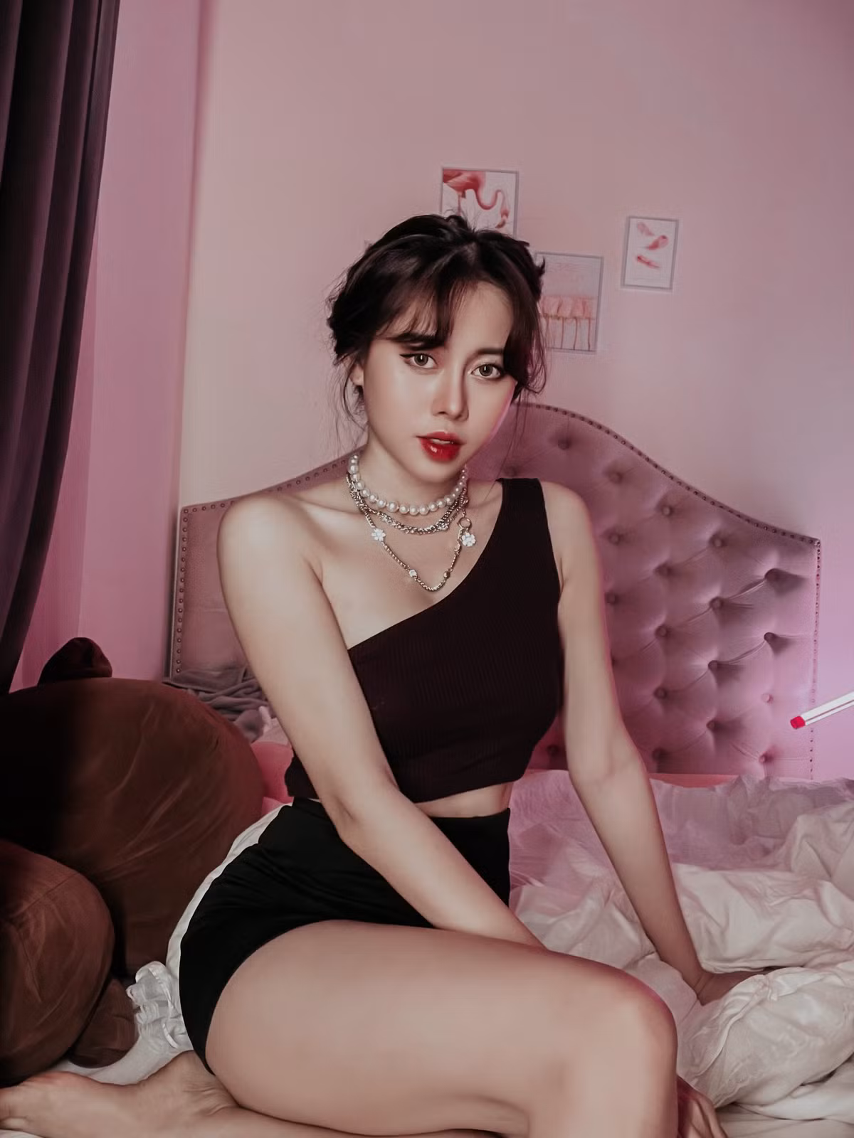Việt Phương Thoa (quê Quảng Ngãi) nổi tiếng trên mạng xã hội với hàng triệu người theo dõi trên nhiều nền tảng giải trí với biệt danh " chị Google" hay "nữ CEO giả danh".