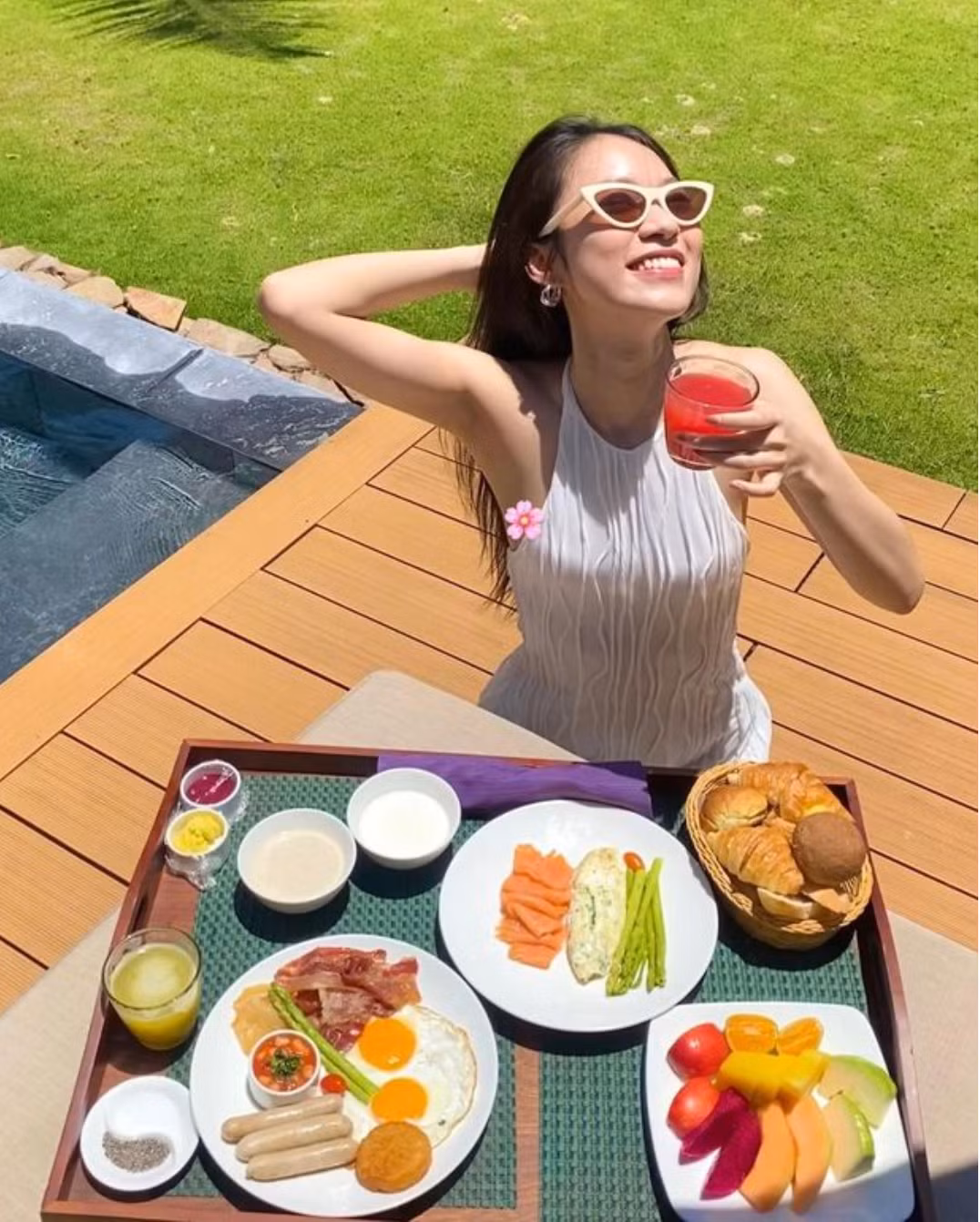 Trong loạt ảnh mới được đăng tải trên Instagram, Khánh Vy diện chiếc váy yếm trắng, mái tóc buông trên vai gợi cảm, cuốn hút mà không quá lộ liễu.