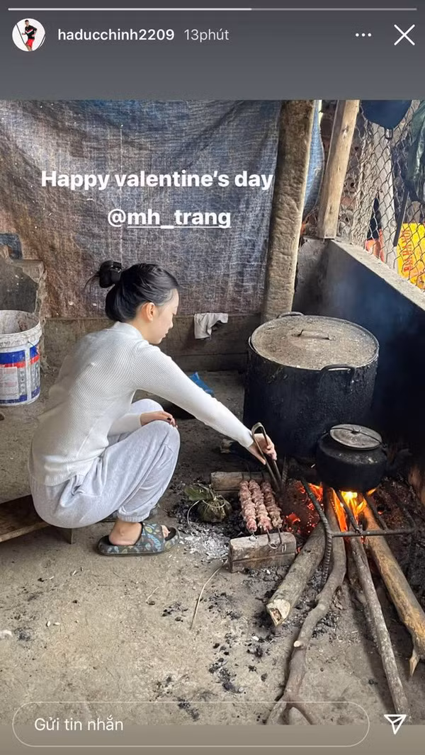 Cô sẵn sàng vào bếp nấu bánh chưng, nướng thịt, chuẩn bị cơm cùng gia đình bạn trai. Tài sử dụng bếp củi lửa khéo léo của cô nàng cũng khiến nhiều người nể phục.