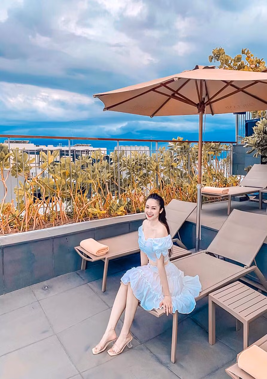 Gương mặt xinh xắn, đặc biệt là nụ cười tỏa nắng đã giúp cô luôn ghi điểm trong mắt người đối diện.