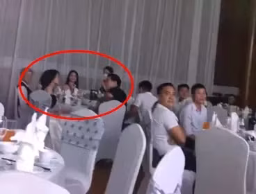 Khi đó Đoàn Văn Hậu và Doãn Hải My ngồi chung mâm, cả hai trò chuyện rất vui vẻ. Trong khi Hoàng Anh Ốc ngồi cách mâm bạn trai cũ một bàn.