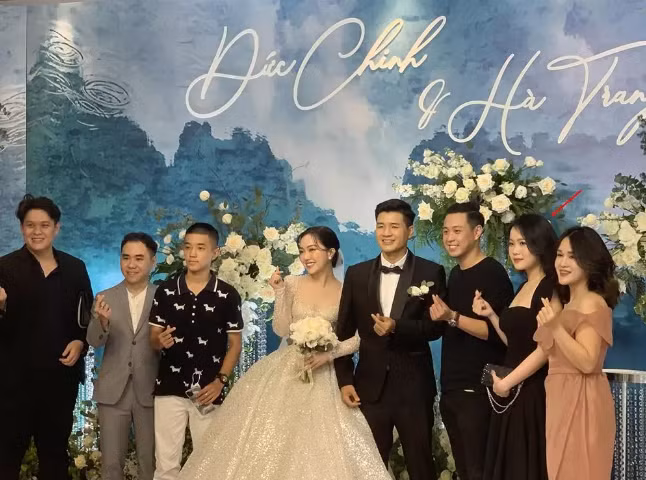 Dù không chụp ảnh chung song cùng thời điểm, hai cô nàng đều được bắt gặp có mặt tại đám cưới và chụp ảnh thân thiết với cô dâu - chú rể. Tình cũ Văn Hậu diện chiếc váy màu đen quyến rũ, nhan sắc vẫn xinh đẹp như xưa.