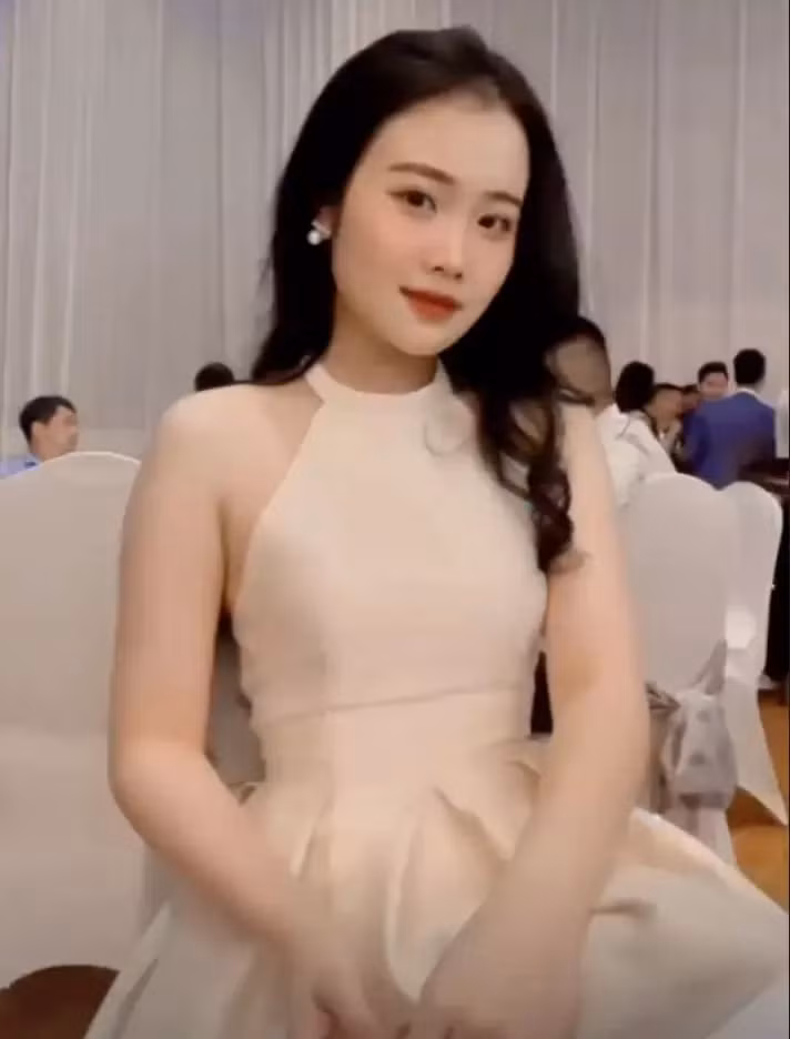 Ở phía ngược lại, Hoàng Anh Ốc cũng đến dự đám cưới nhưng cô nàng và Văn Hậu đúng kiểu "người dưng ngược lối".