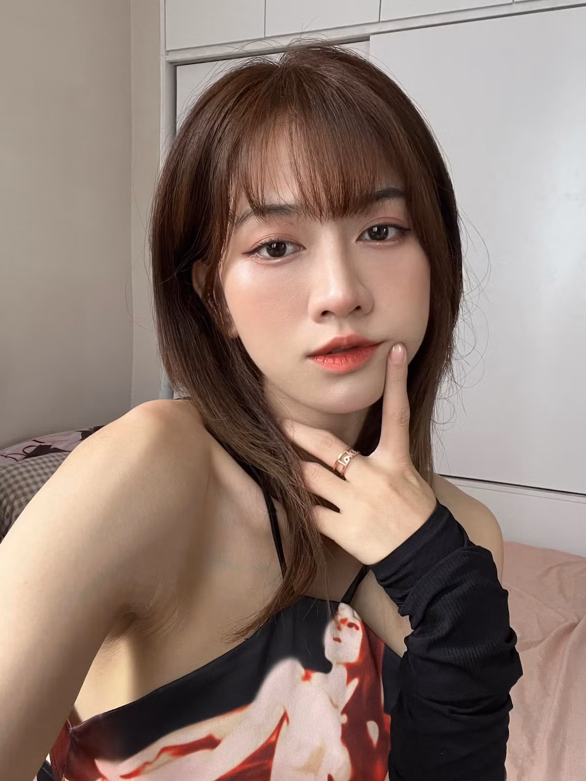 Sau khi bi che nhan sac, Le Bong khoe ky nang catwalk an tuong
