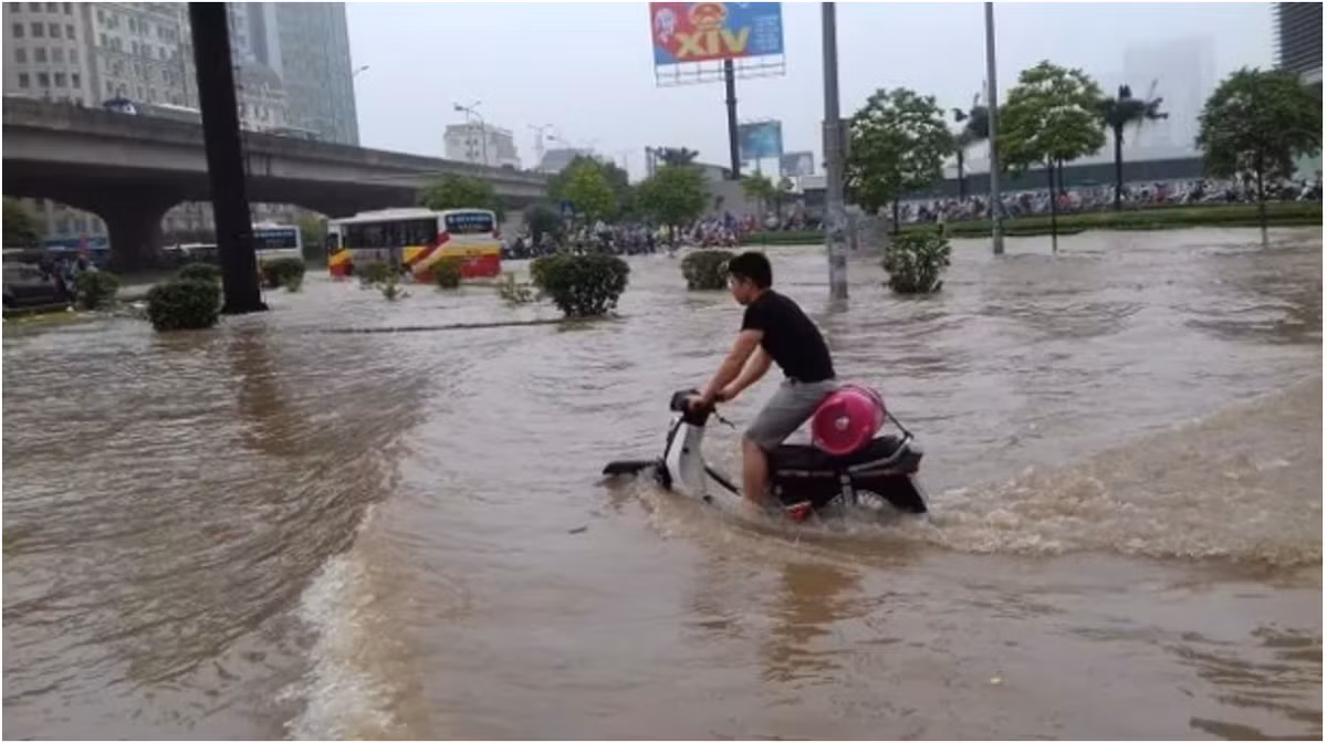 Xe có thể ngập bánh, bình gas có thể ướt những cái mông thì... phải khô. Ảnh: Facebook