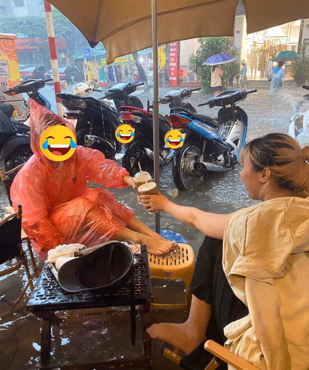 Dù có mưa lớn ngập đường ngập phố nhưng chúng mình vẫn vô tư cafe ngắm cảnh. Ảnh: Cừu Bé, Phương Anh
