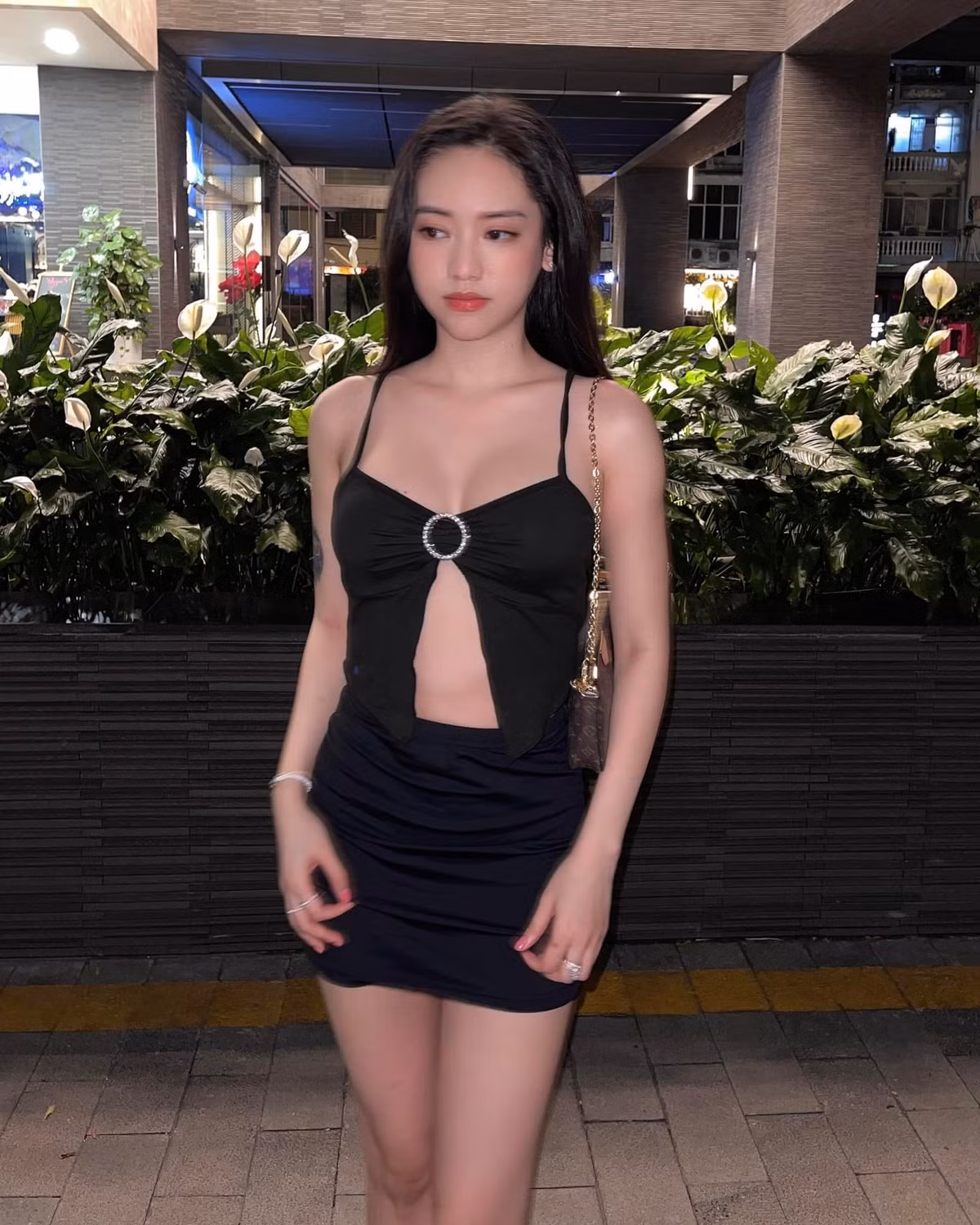 Ở thời điểm hiện tại sau nhiều cuộc thẩm mỹ, nhan sắc của Thúy Vi được nhận xét ngày càng lên hương.