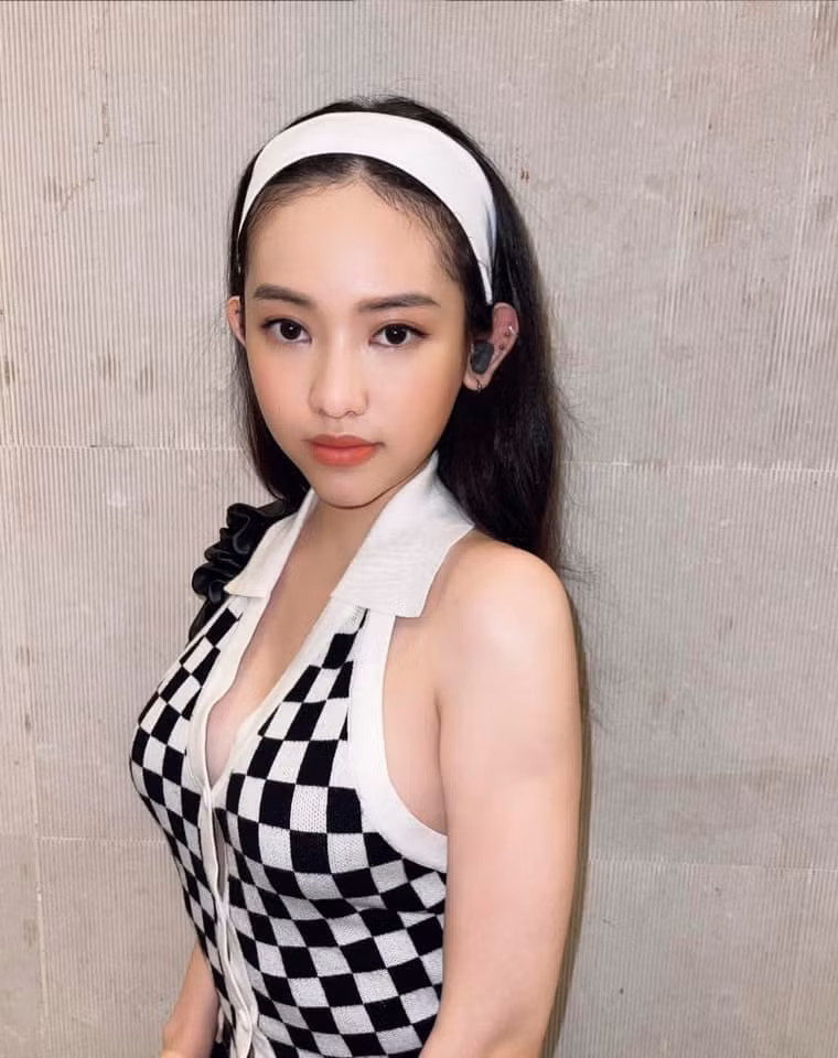 Thúy Vi vẫn thường đăng tải những hình ảnh khoe body nóng bỏng, hở bạo trên trang cá nhân dù bị netizen "ném đá" nhiều lần. Ảnh: Tổng hợp