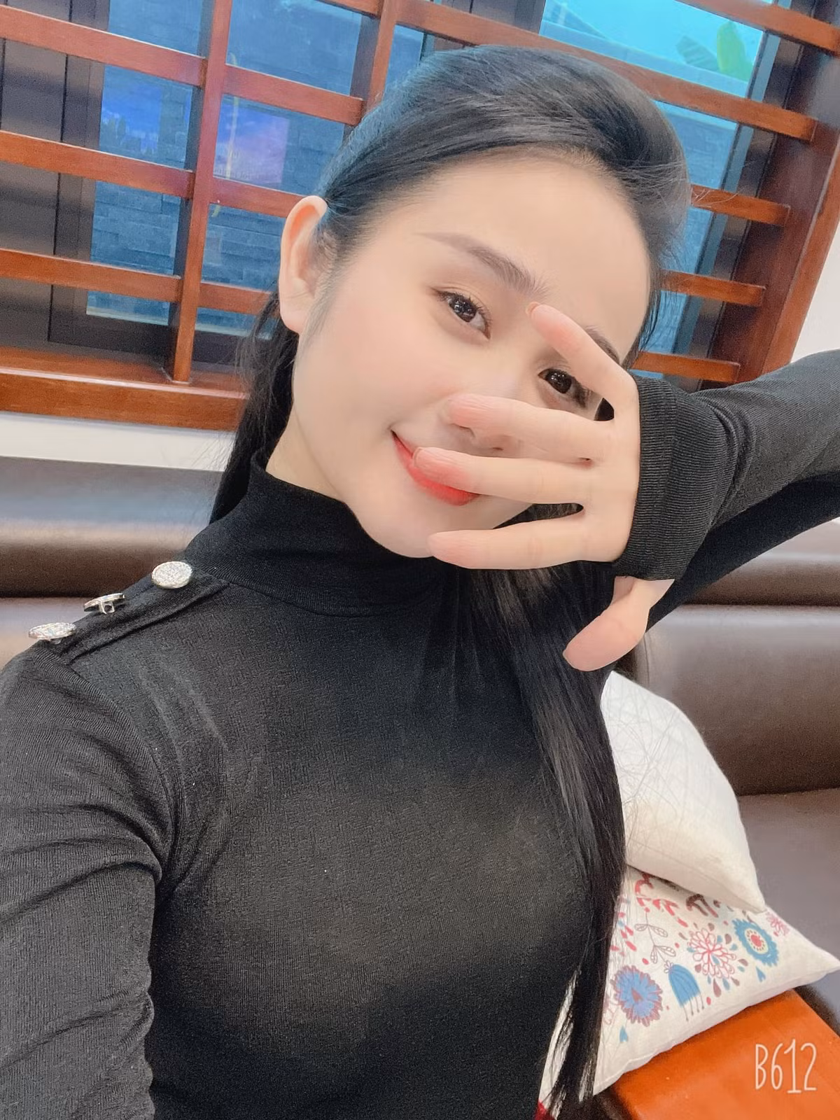 Trên trang cá nhân cô nàng ít chia sẻ về đời sống riêng tư, hình ảnh cô cập nhật cũng hiếm hoi khiến netizen tò mò.