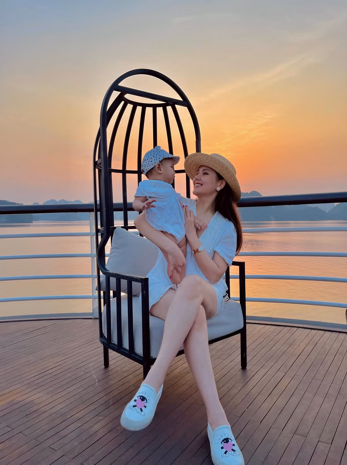 Từ sau khi lên xe hoa, Phanh Lee hạn chế xuất hiện và hoạt động trong showbiz Việt.