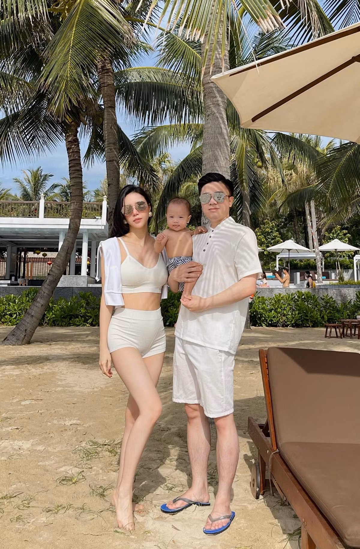 Mới đây Vũ Ngọc Châm đăng tải trên trang cá nhân loạt khoảnh khắc khoe vóc dáng thon gọn, nuột nà khi đi du lịch cùng gia đình nhỏ. Dù đang mang bầu lần 2 nhưng vóc dáng của cô vẫn khiến người nhìn nức nở.