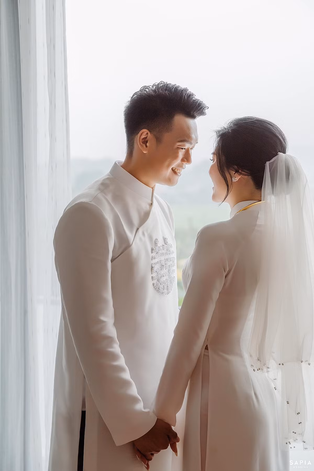 Thành Chung và Tố Uyên cùng đến từ Tuyên Quang. Chuyện tình cặp đôi được mọi người biết đến từ năm 2018, thời điểm này Thành Chung đang tham gia Asian Cup và SEA Games 2019.