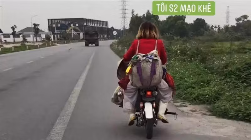 Giống như phong cách thường thấy, "thánh quỵt tiền" mang theo rất nhiều đồ rong ruổi mọi miền.