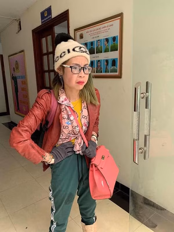 Mỗi lần "hot girl quỵt tiền" xuất hiện đều mang tới những hình ảnh mới rất riêng, đôi khi còn khiến người xem phải bật cười, bất ngờ hết lần này đến lần khác.