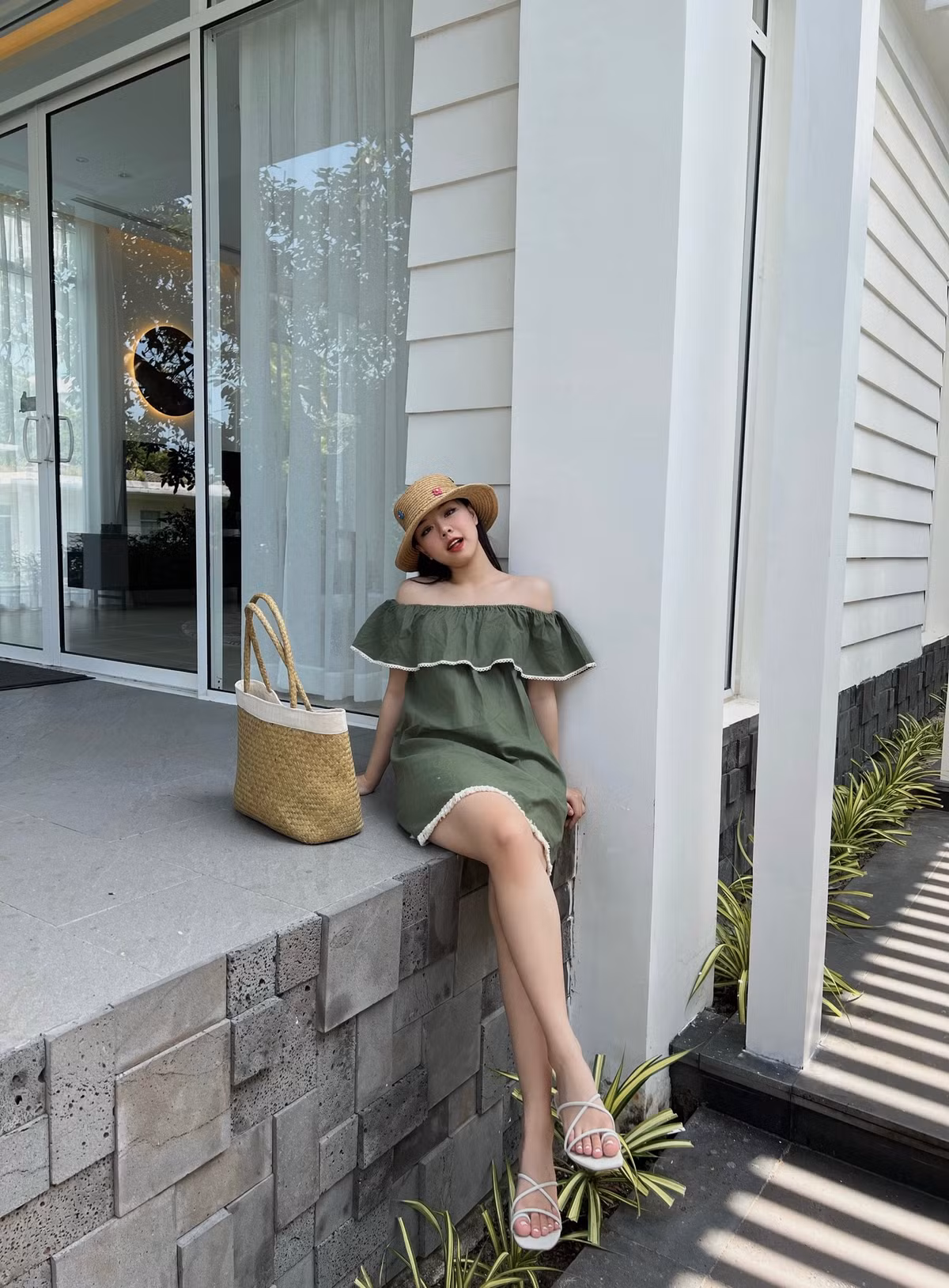 MC Thảo Trang còn khiến người nhìn không thể rời mắt với gu thời trang thanh lịch, nữ tính mỗi khi lên sóng.