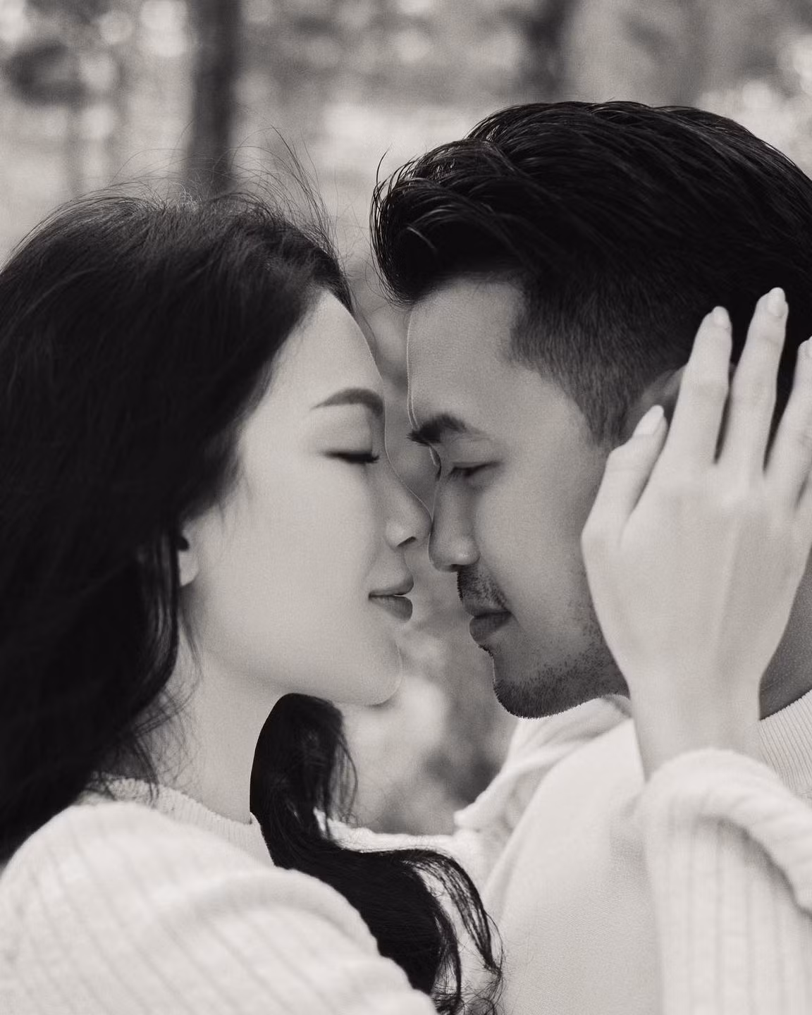 Cặp đôi đăng ảnh check in ở Đà Lạt khiến nhiều người liên tưởng cặp đôi đi chụp ảnh cưới.