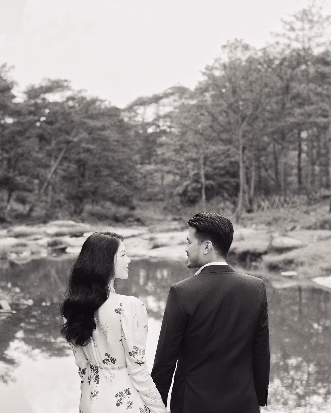"Gửi tới hôn phu của tôi, Ngô Phương Linh, anh yêu em, nhiều hơn những gì em biết nhưng anh hứa sẽ làm cho em cảm thấy được yêu, quan tâm và trân trọng trong từng khoảnh khắc của cuộc đời. Trong hơn 10 năm, tôi đã được hỏi khi nào tôi sẽ kết hôn, hôm nay, tôi có thể nói rằng ... cuối cùng tôi đã tìm thấy một người", thiếu gia sinh năm 1986 chia sẻ.