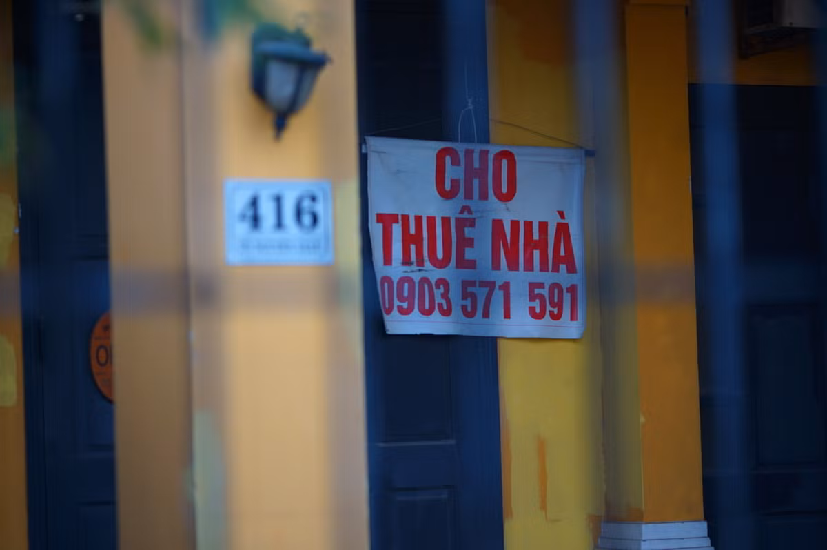 Một người dân sống tại phố Hà Bổng cho biết, hiện nay các hàng quán đã được mở cửa trở lại và quy định giờ đóng cửa nhưng cũng không có khách do tâm lý người dân chưa muốn ra đường.