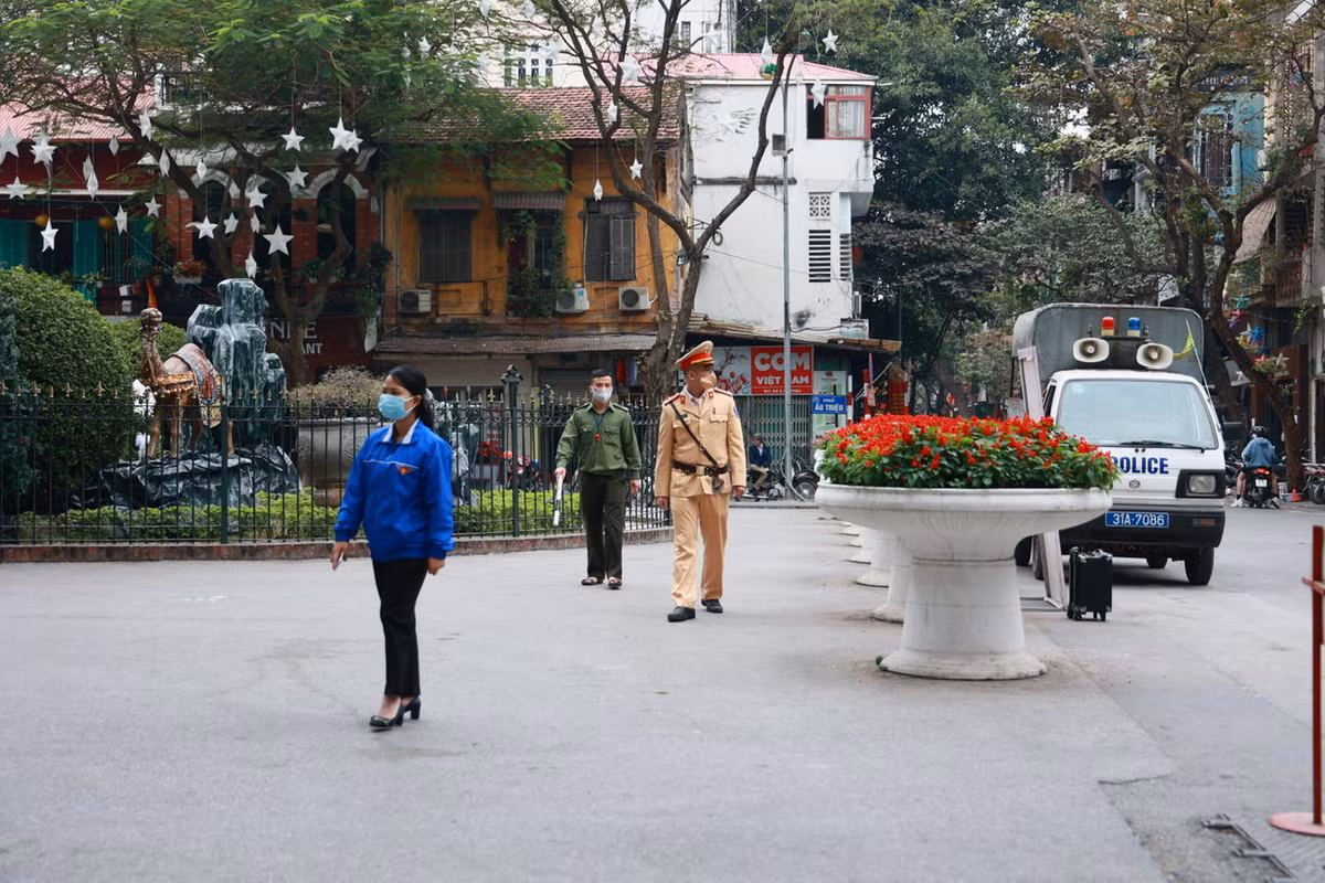 Nhà thờ Lớn Hà Nội là một trong những điểm thường xuyên có hiện tượng tụ tập đông người tới check-in, nhiều lúc xảy ra tình trạng ùn tắc giao thông.