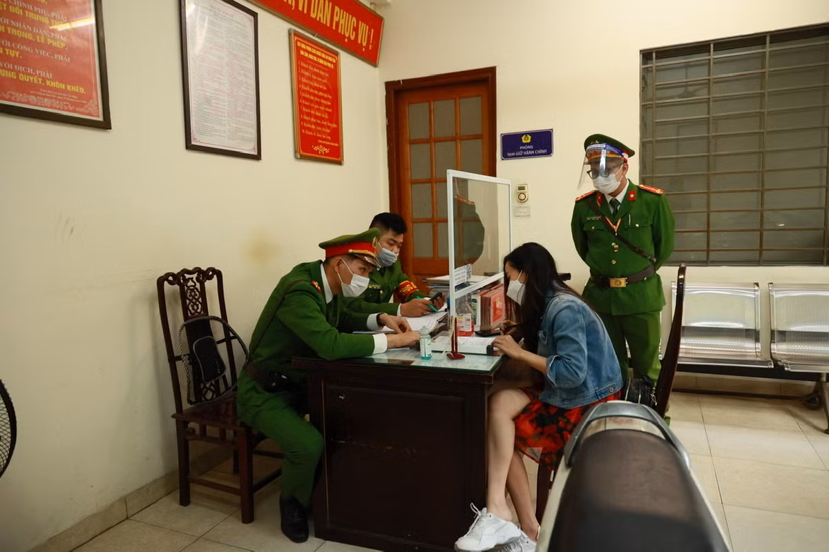 Trong chiều qua (20/12), Công an phường Hàng Trống (quận Hoàn Kiếm) cũng đã mời những người vi phạm quy định phòng chống dịch về trụ sở lập biên bản xử phạt hành chính.