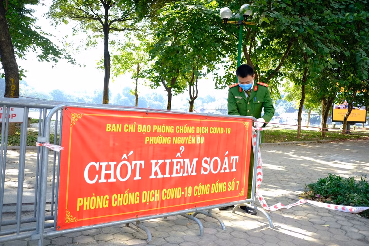 Trước đó, UBND quận Đống Đa đã nâng cấp độ phòng chống dịch đồng thời yêu cầu hàng quán chỉ được bán mang về, hạn chế tụ tập đông người, không tập trung quá 10 người ngoài khu vực công sở.