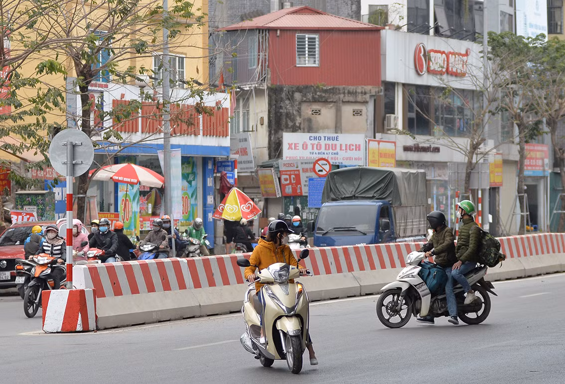 Lối dẫn xuống nhưng mỗi xe rẽ một đường.