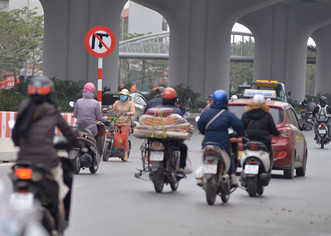Mặc dù có biển cấm rẽ và quay đầu nhưng nhiều người điều khiển phương tiện giao thông vẫn "hồn nhiên" rẽ vào đường ngược chiều.