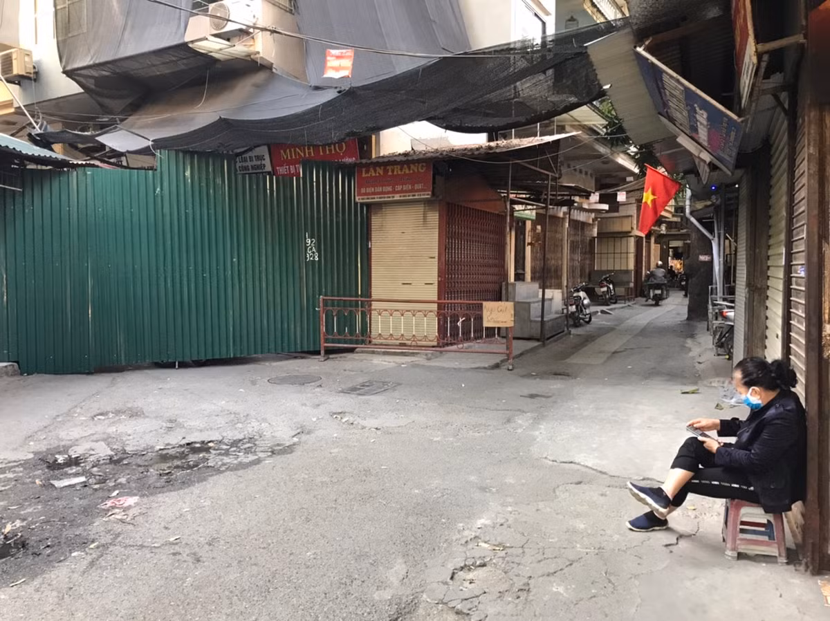 Lối thông với Chợ Giời hiện đã bị bịt kín lại.