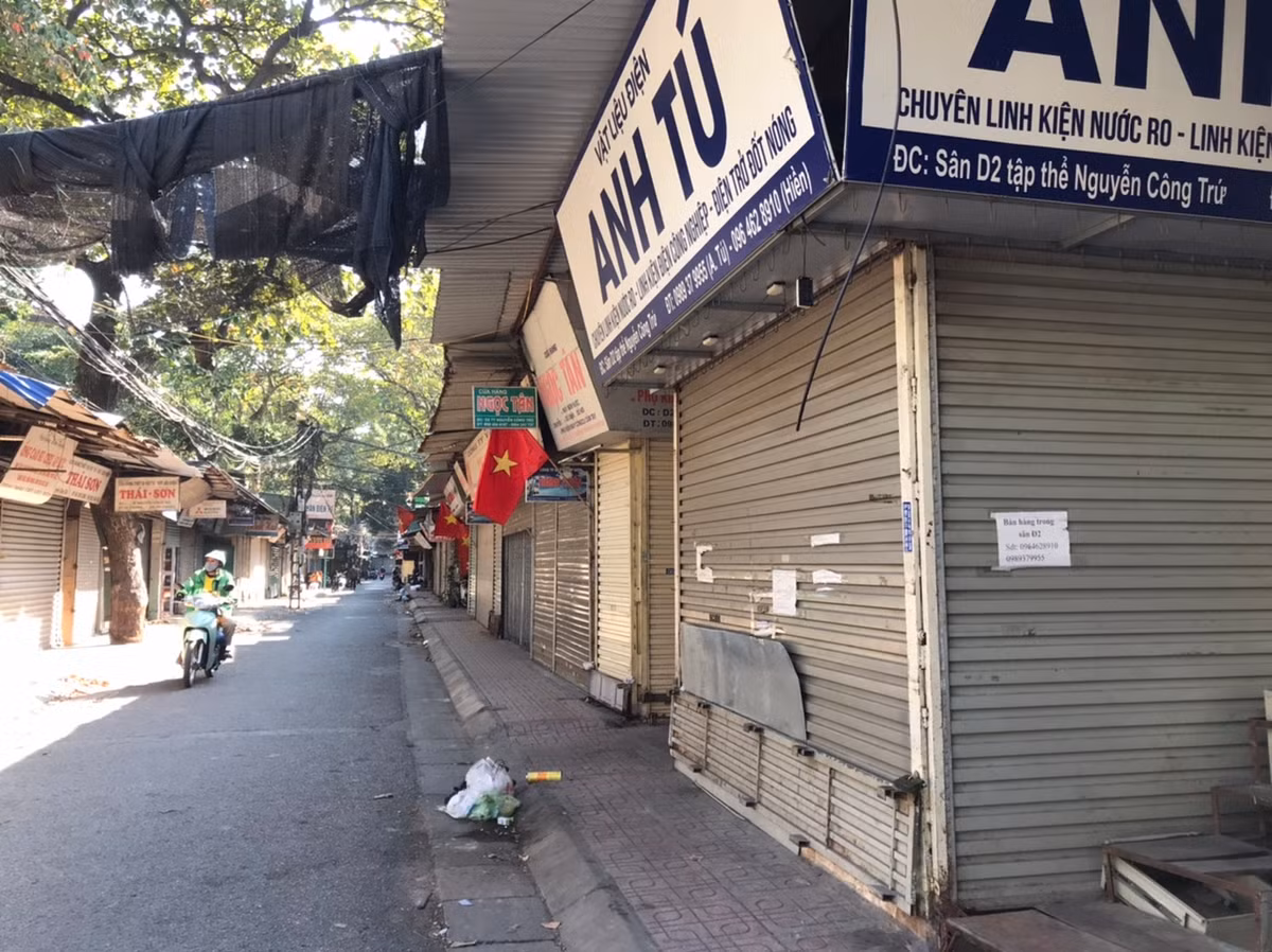 Chợ Nguyễn Công Trứ được coi là chợ đông đúng nhất Hà Nội khi buôn bán nhiều loại mặt hàng và có một đầu thông với Chợ Giời.