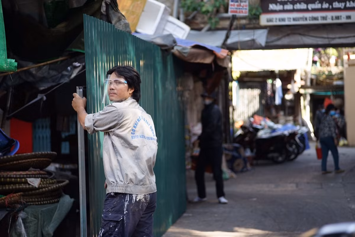 Cho đến thời điểm hiện tại, lực lượng chức năng vẫn đang tiếp tục dựng rào chắn tại các quầy hàng.