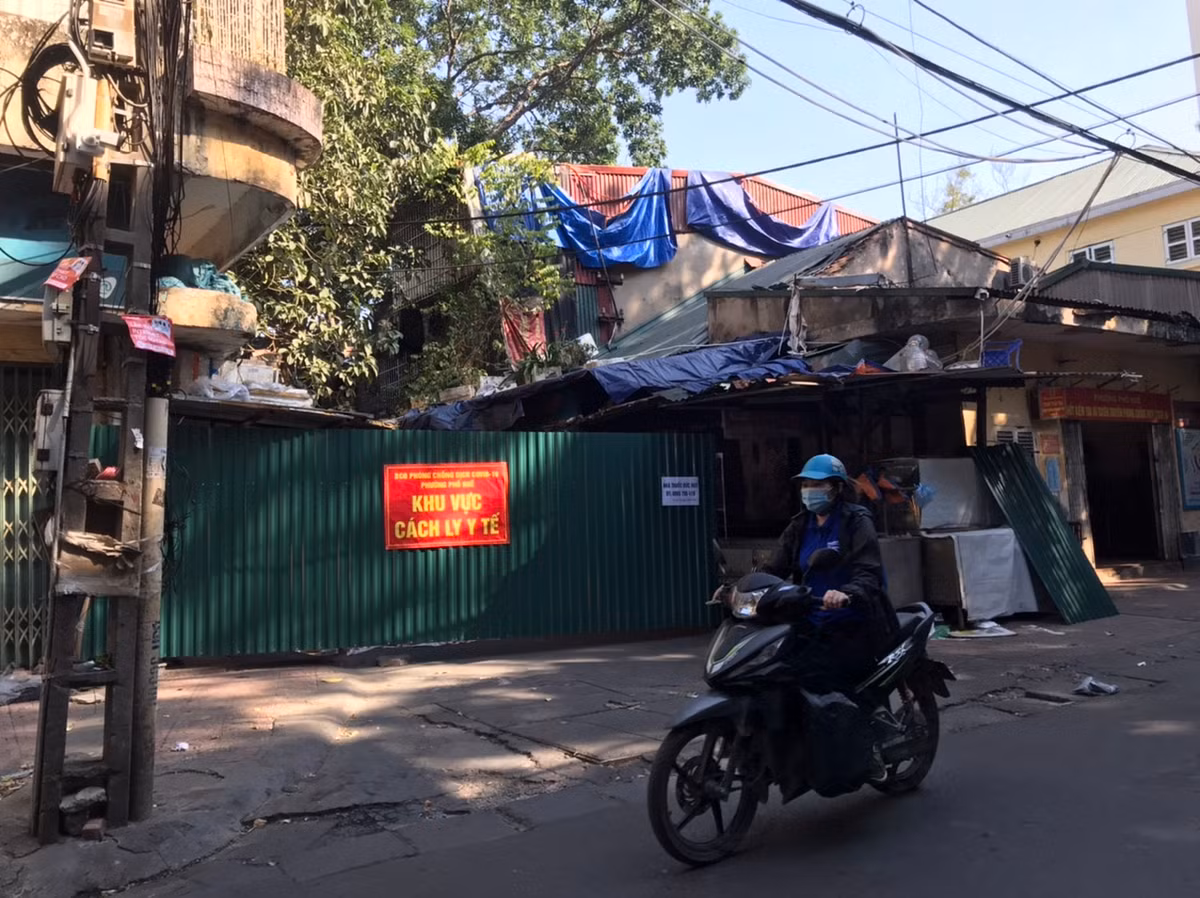 Chợ Nguyễn Công Trứ nằm ở vị trí trung tâm quận Hai Bà Trưng nên hàng ngày có rất nhiều người tới đây mua bán.