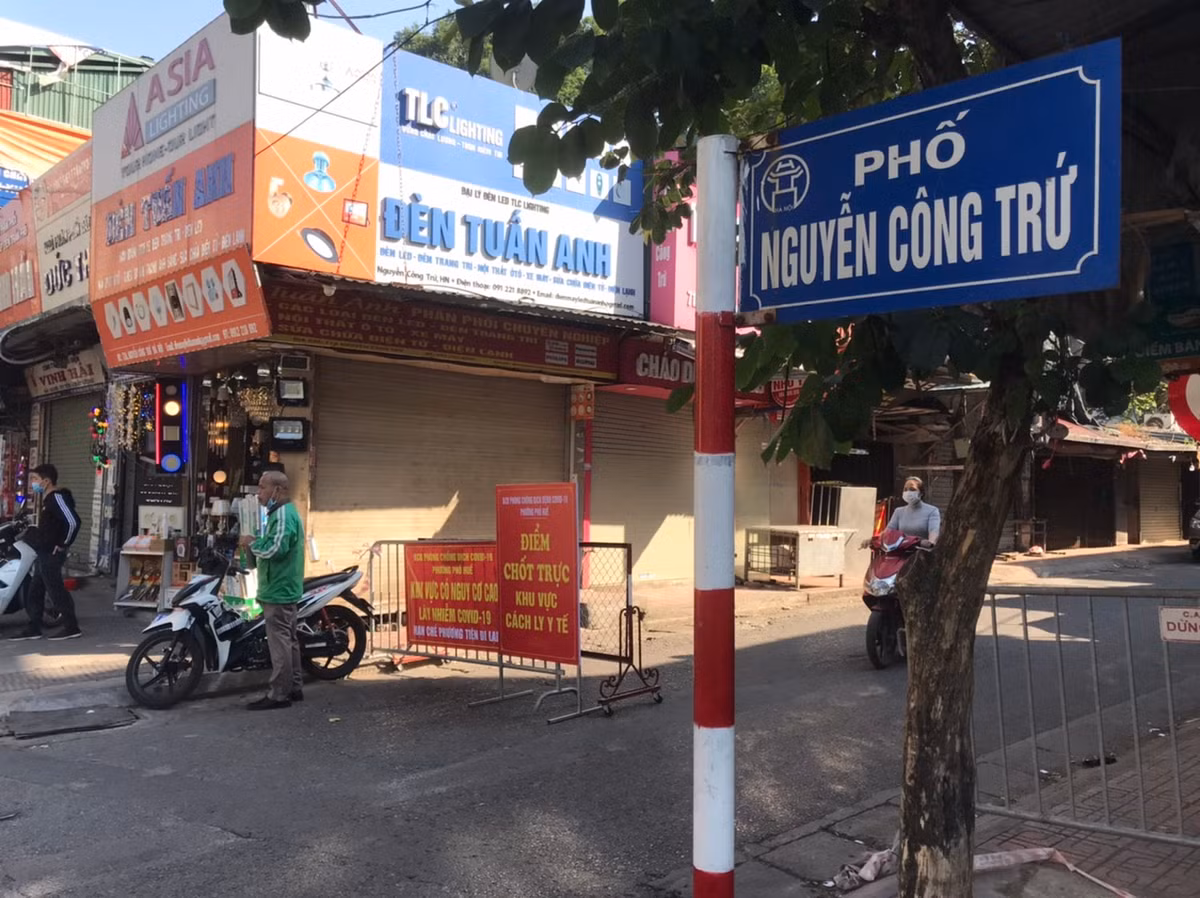 Xuat hien nhieu F0, khu cho dong nhat Ha Noi dung rao phong toa