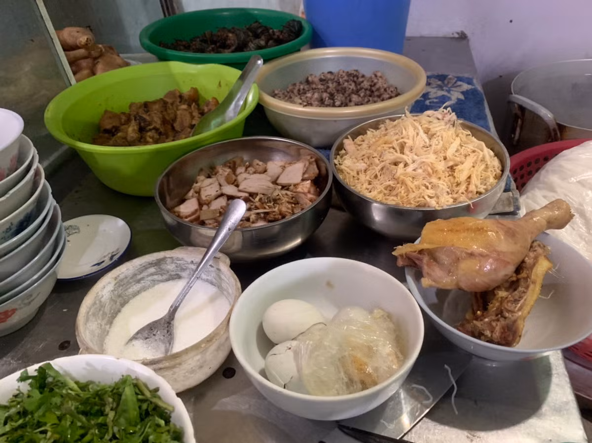 Mở cửa từ năm 2005, đến nay đã gần 20 năm nhưng chị vẫn giữ mức giá 5000 đồng/bát - mức giá mà nhiều thực khách xem là "rẻ như cho".