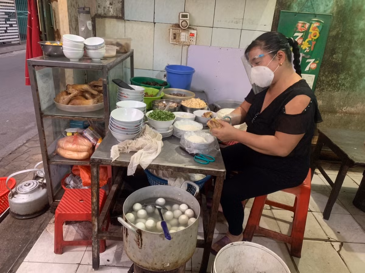 Quán phở nho nhỏ chỉ chừng 20m2 với vài bộ bàn ghế đơn sơ, quầy đồ ăn đã cũ… đã trở thành địa chỉ quen thuộc với nhiều người dân Thành Nam.
