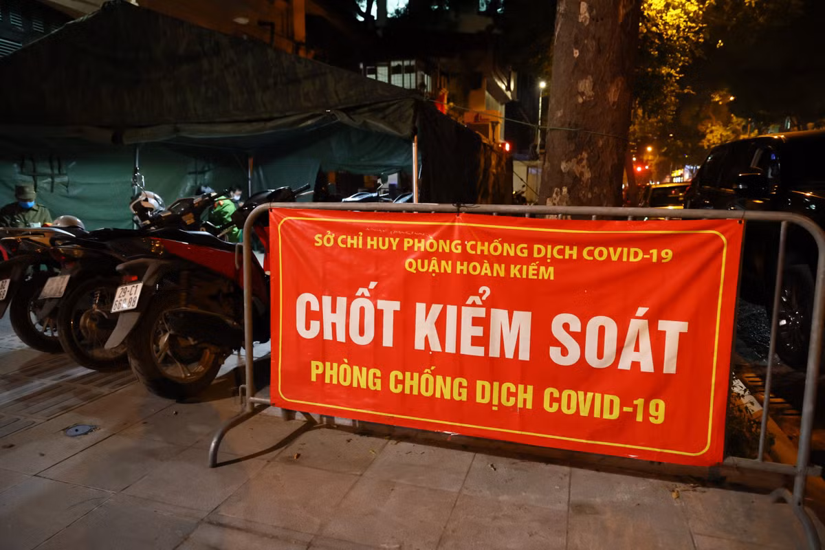 Do tình hình dịch bệnh đang diễn ra phức tạp, UBND quận Hoàn Kiếm đã triển khai Trạm Y tế lưu động số 3 tại địa chỉ số 9 Hai Bà Trưng (Hà Nội).
