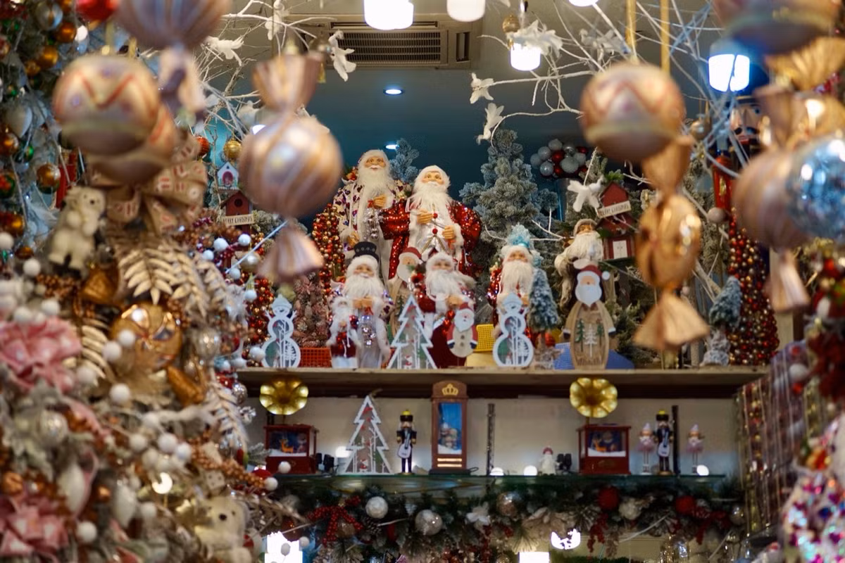Theo ghi nhận của PV báo Tri thức và Cuộc sống, năm nay xuất hiện khá nhiều tượng Ông già Noel để bàn.
