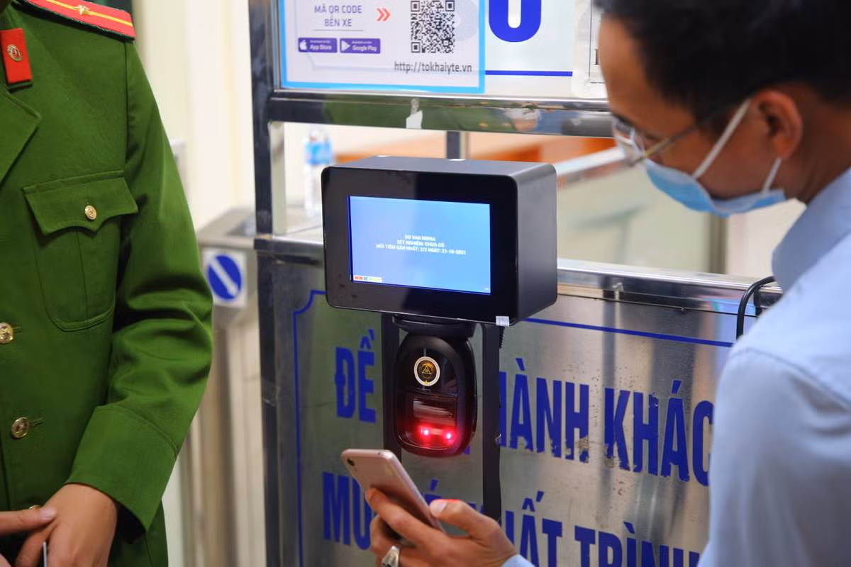 Với hệ thống máy quét QR này, hành khách chỉ cần sử dụng CCCD có gắn Chip để khai báo y tế.