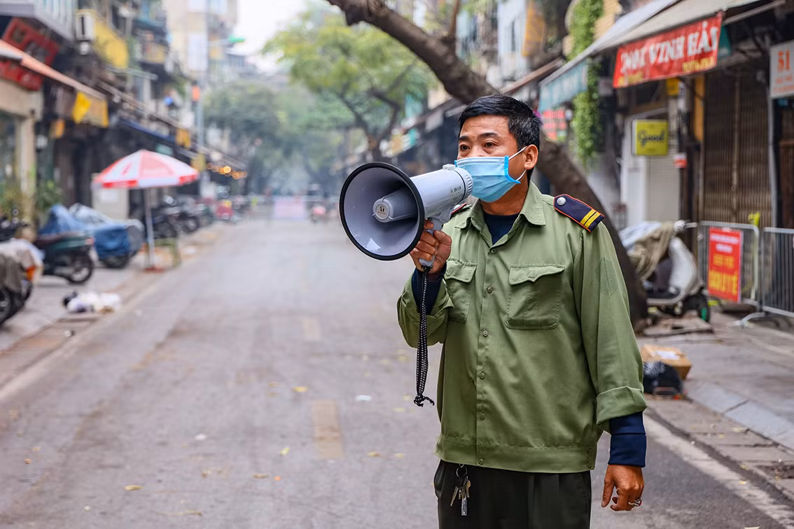 Tại phố Hàng Thiếc, những ngày qua chùm ca bệnh có xu hướng gia tăng, UBND phường Hàng Gai đã bố trí người túc trực, phong toả toàn bộ khu phố.