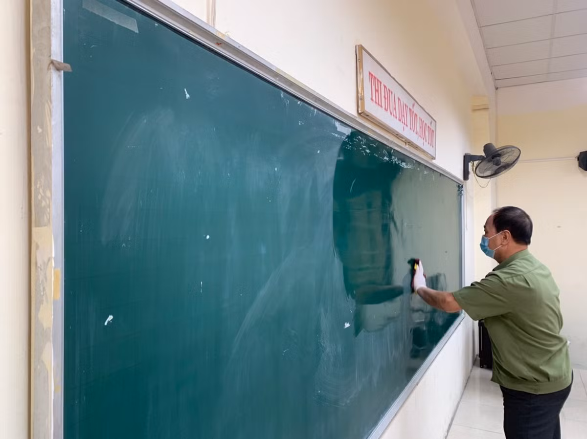 Trước đó, trường PTTH Phan Đình Phùng cũng đã tổ chức tiêm vắc-xin cho học sinh ngay trong lớp học.